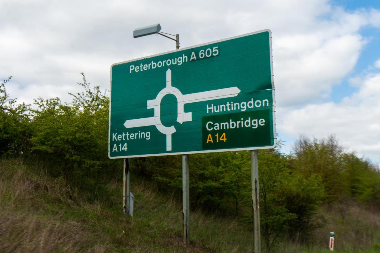 Chestnut Contractor Stays Wellingborough Exterior foto