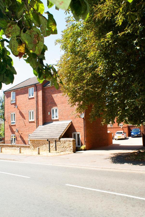 Chestnut Contractor Stays Wellingborough Exterior foto